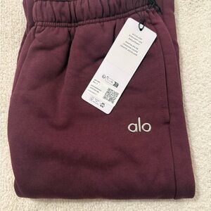 ALO Yoga straight leg Burgundy accolade sweats